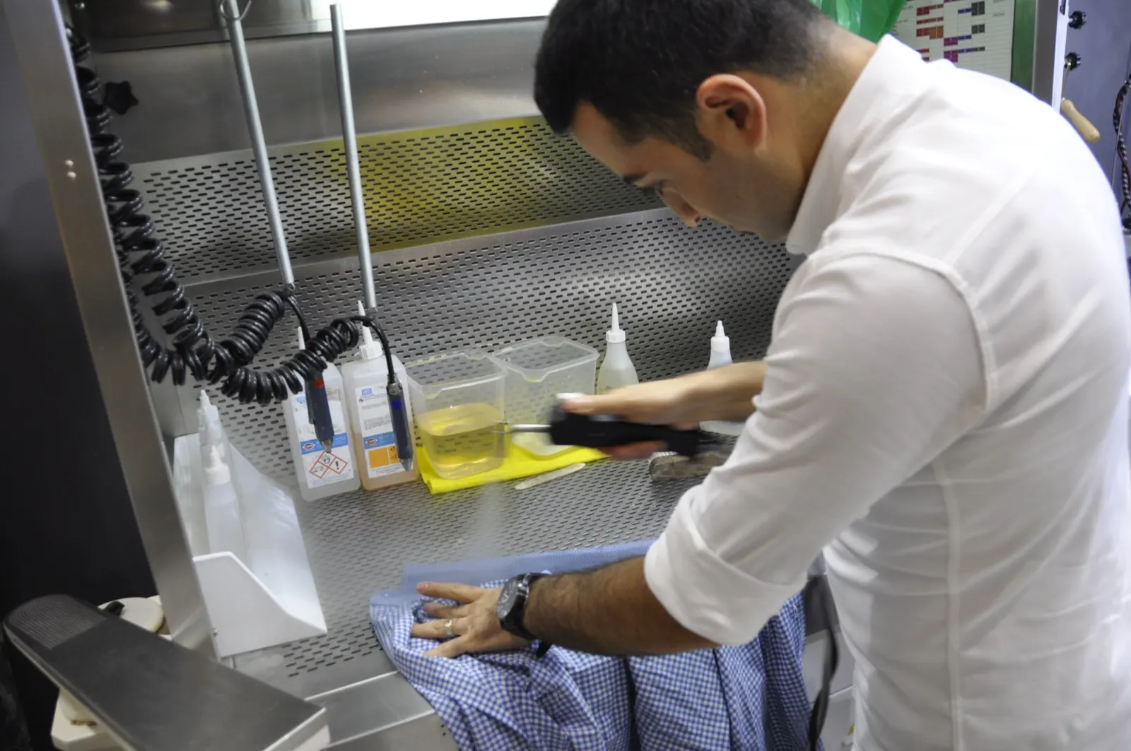 Giysi üzerinde özenli bakım işlemi