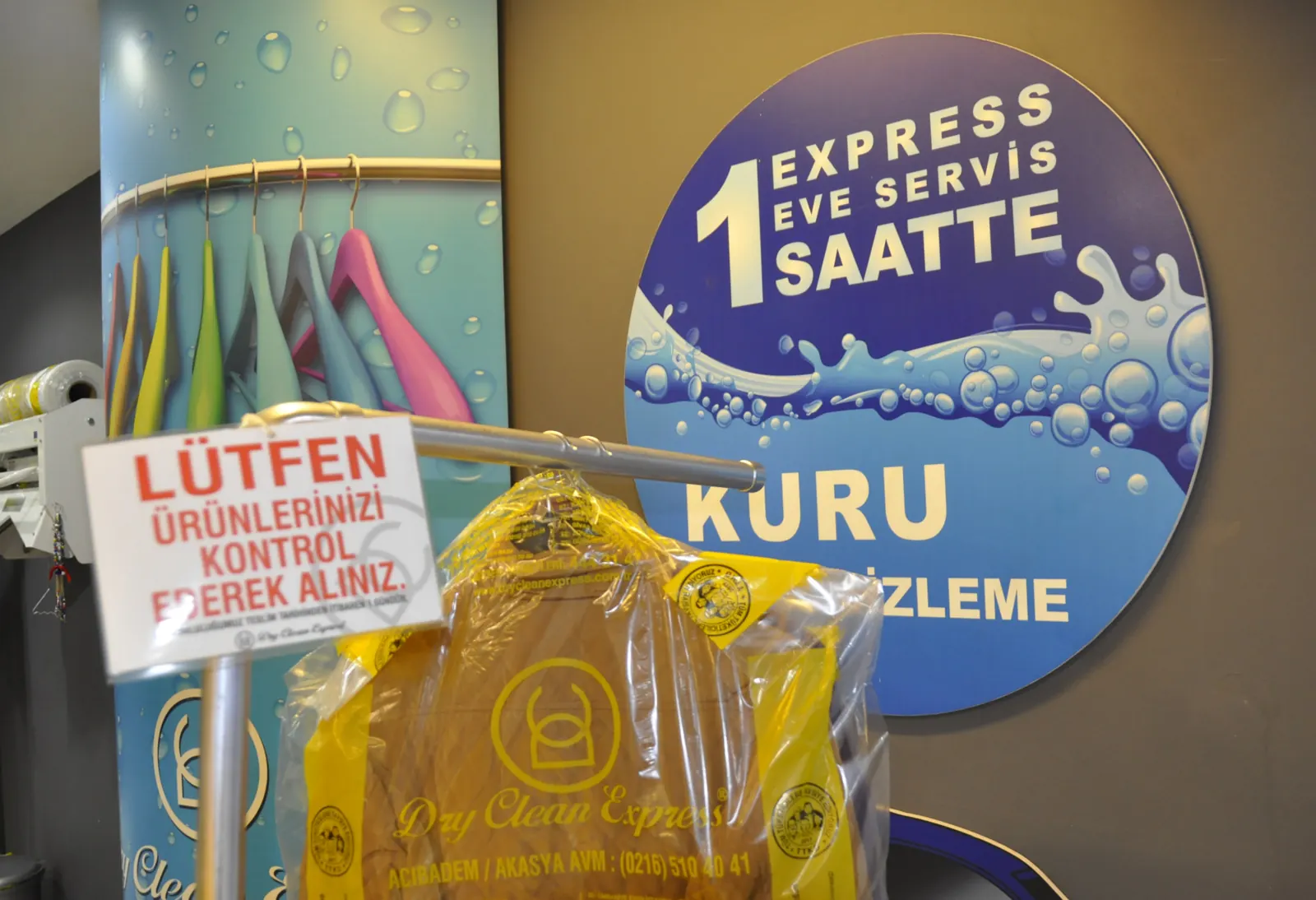 Temizlenen giysilerin teslim hazırlığı